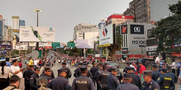 Protesto de “paseros” termina em confronto com a polícia no Paraguai