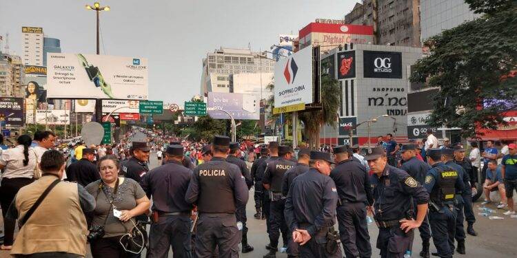 Protesto de “paseros” termina em confronto com a polícia no Paraguai