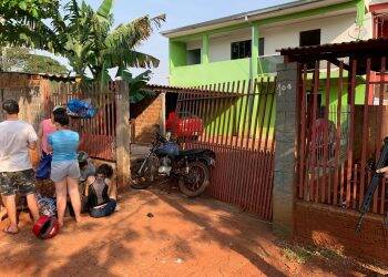Homem tenta fugir de abordagem policial e colide moto contra portão de residência