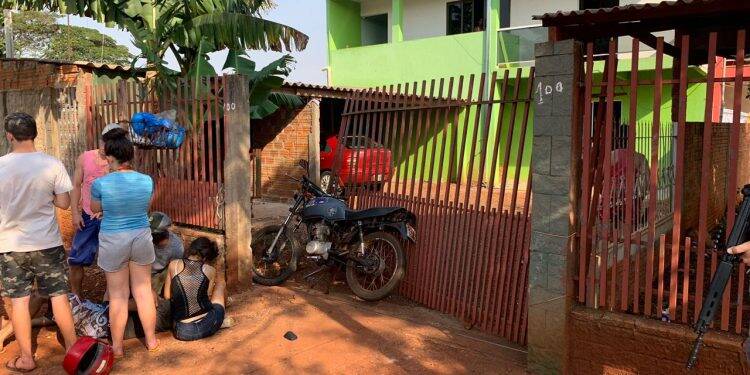 Homem tenta fugir de abordagem policial e colide moto contra portão de residência