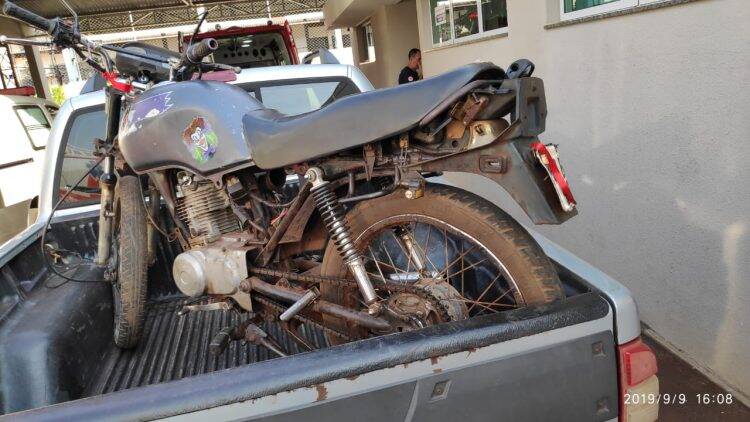 Homem tenta fugir de abordagem policial e colide moto contra portão de residência