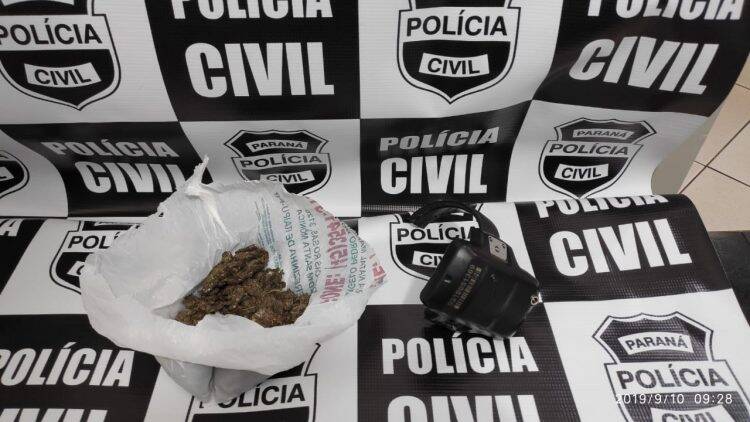 Homem tenta fugir de abordagem policial e colide moto contra portão de residência