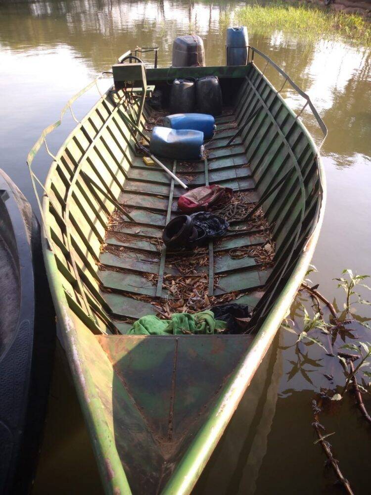 Polícia Federal prende três pessoas e apreende 6 barcos com contrabando