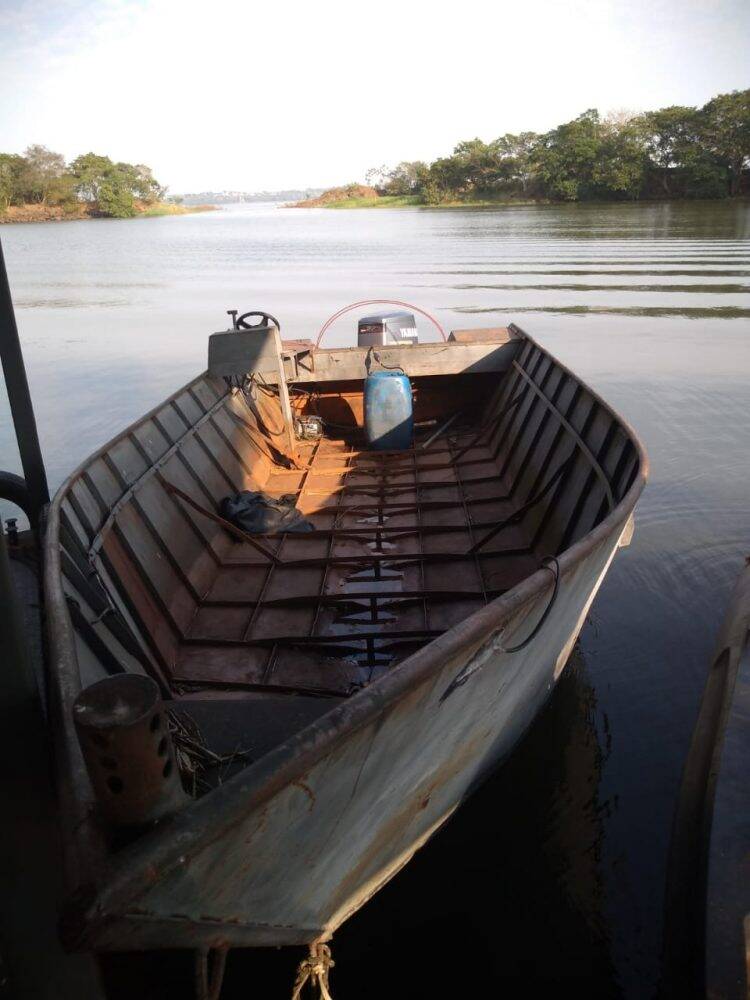 Polícia Federal prende três pessoas e apreende 6 barcos com contrabando