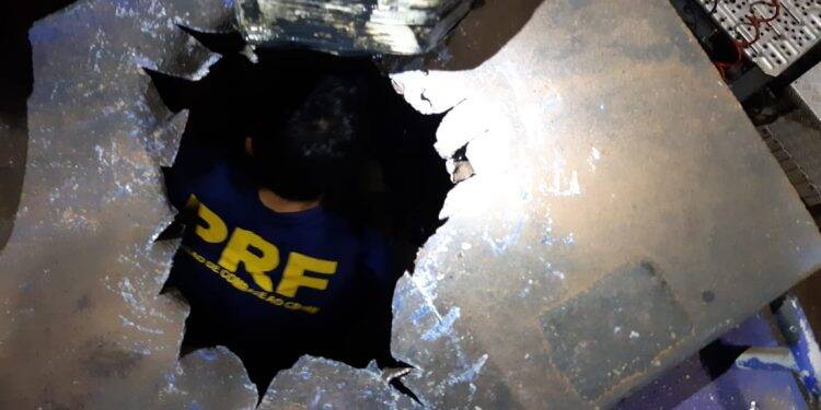 PRF apreende mais de 1 tonelada de maconha em caminhão-tanque em Santa Terezinha