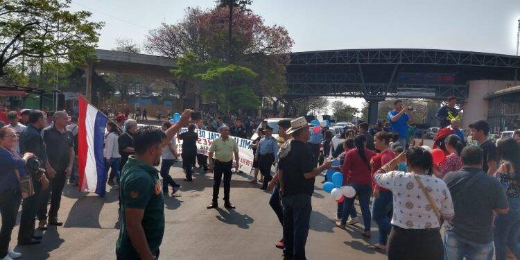 Após cerca de 40 minutos, manifestantes liberam trânsito na Ponte da Amizade