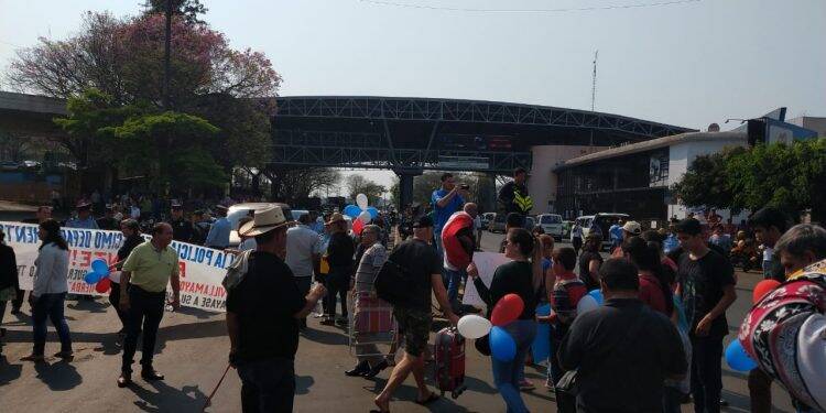 Após cerca de 40 minutos, manifestantes liberam trânsito na Ponte da Amizade