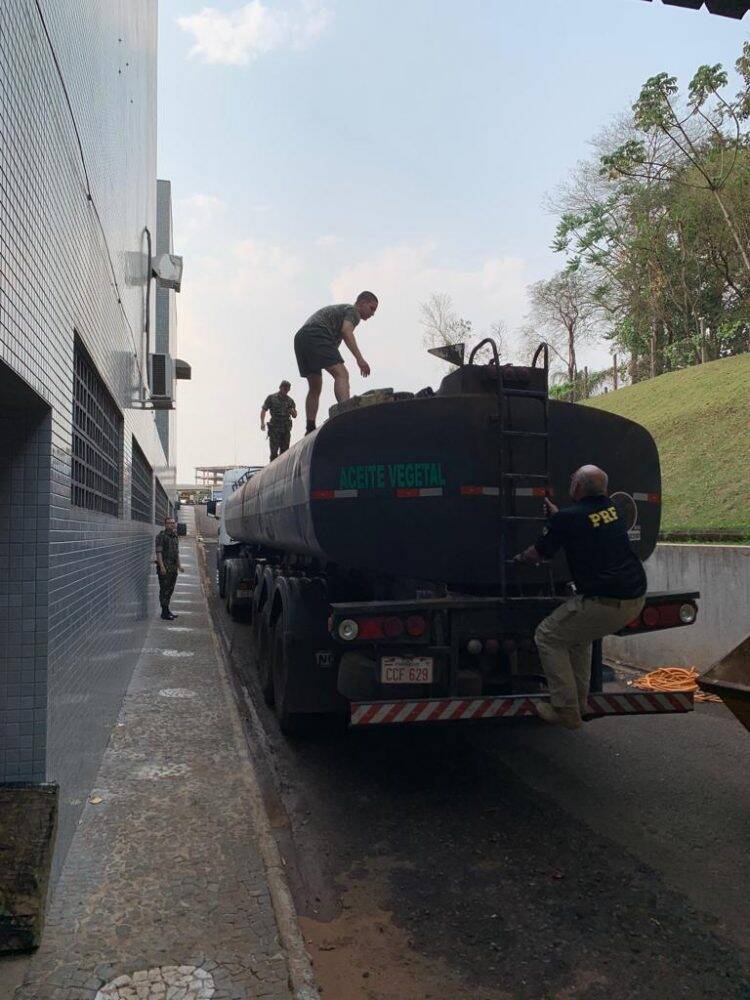 Em contagem feita pela Polícia Federal, droga apreendida pela PRF chega a quase duas toneladas