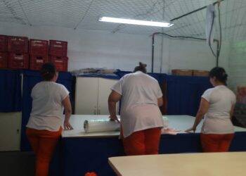 Presas da Penitenciária Feminina de Foz do Iguaçu vão produzir os próprios lençóis e toalhas de banho