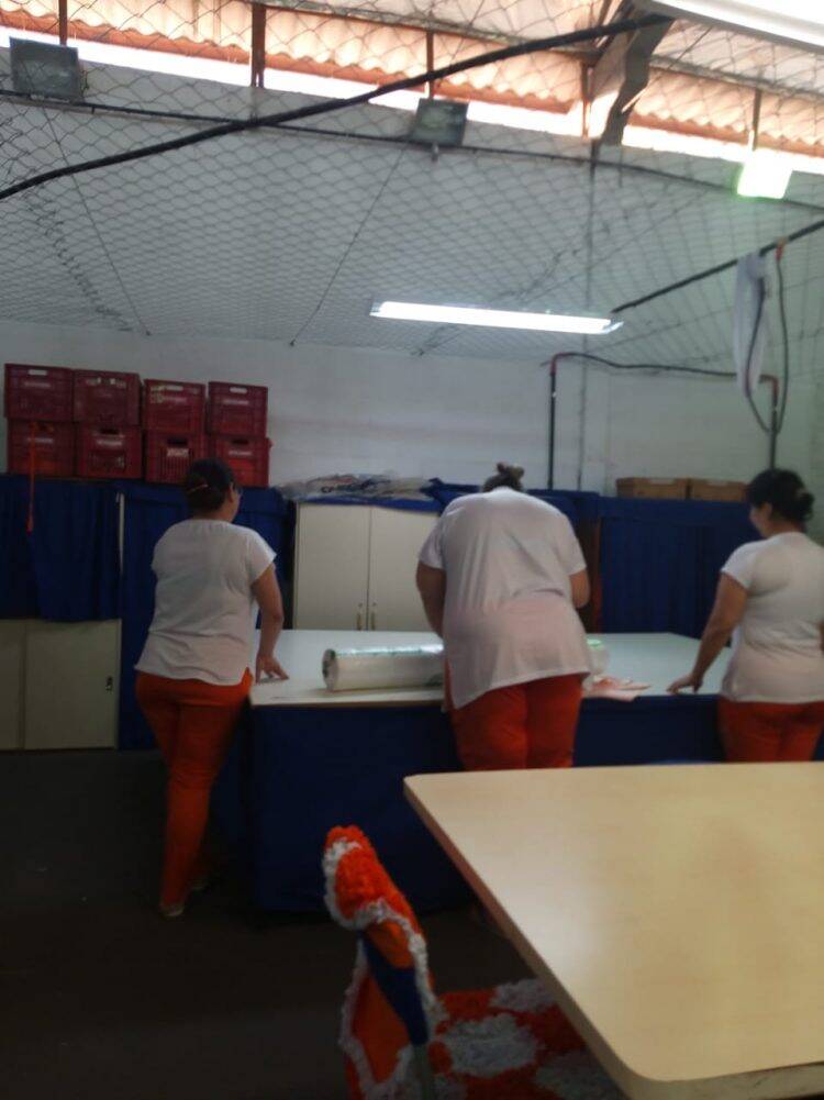Presas da Penitenciária Feminina de Foz do Iguaçu vão produzir os próprios lençóis e toalhas de banho