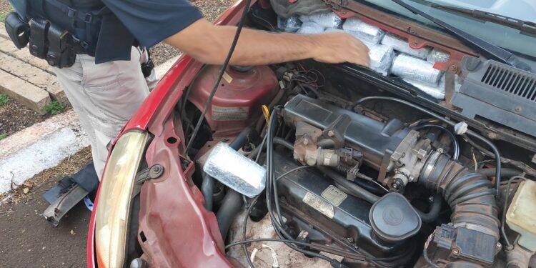 PRF encontra mercadorias escondidas em automóvel