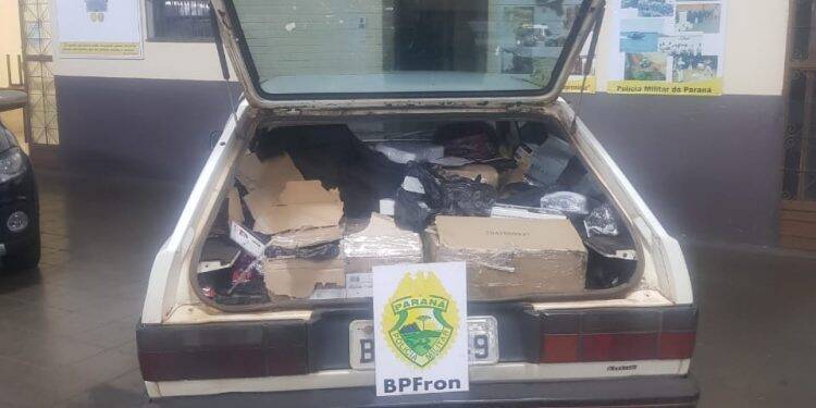 BPFRON apreende Gol quadrado carregado com mercadorias do Paraguai