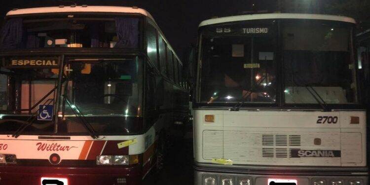 Dois ônibus são retidos em Santa Terezinha de Itaipu