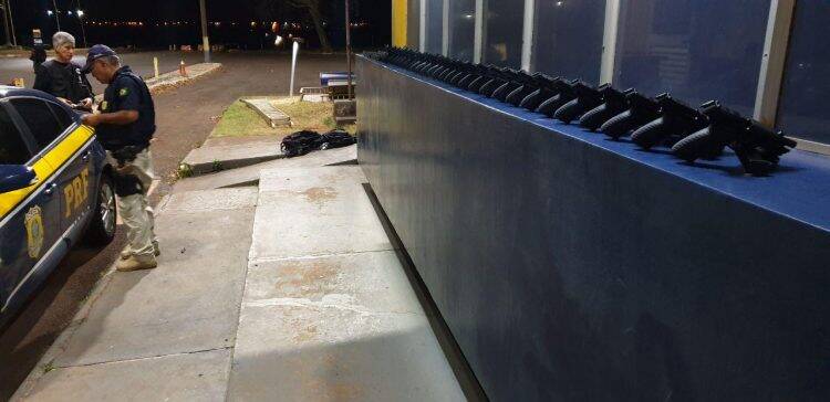 Após 20 km de fuga, PRF apreende em São Miguel 29 pistolas que iriam para o RJ
