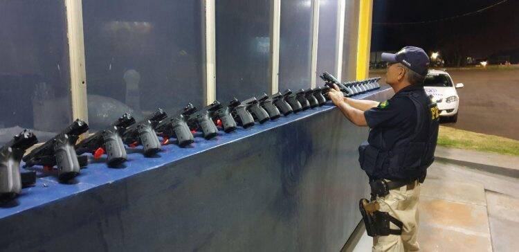 Após 20 km de fuga, PRF apreende em São Miguel 29 pistolas que iriam para o RJ