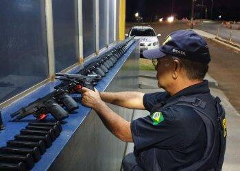 Após 20 km de fuga, PRF apreende em São Miguel 29 pistolas que iriam para o RJ