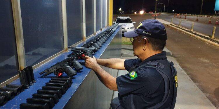 Após 20 km de fuga, PRF apreende em São Miguel 29 pistolas que iriam para o RJ