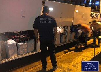 Dois ônibus carregados de mercadoria foram retidos em operação conjunta