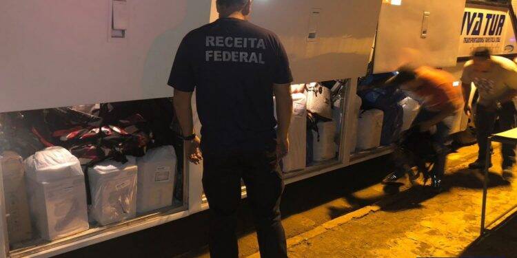 Dois ônibus carregados de mercadoria foram retidos em operação conjunta