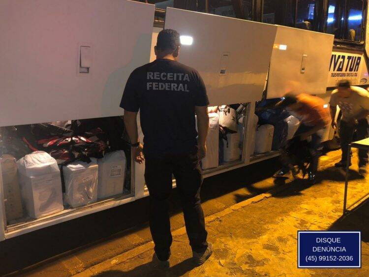 Dois ônibus carregados de mercadoria foram retidos em operação conjunta