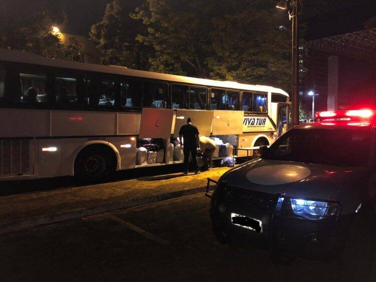 Dois ônibus carregados de mercadoria foram retidos em operação conjunta