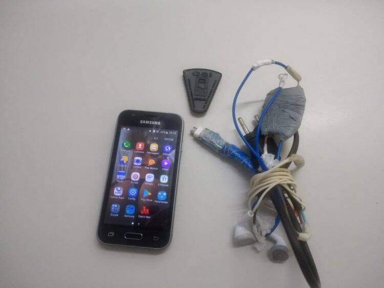 Presos criam carregador de celular com placa de televisão