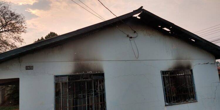 Homem morre carbonizado em incêndio a residência no Jardim Paraná