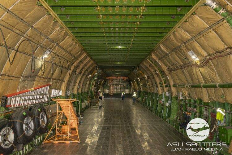 Confira imagens internas do avião AN-124-100 Ruslan, um dos maiores do mundo