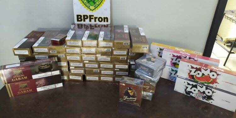 Mulher é flagrada com contrabando de Gudang e essência de arguile em ônibus