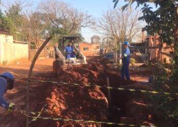 Sanepar constrói ligação de água na ocupação do Bubas