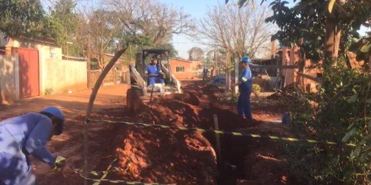 Sanepar constrói ligação de água na ocupação do Bubas