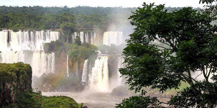 Quase 100% dos turistas aprovam hospitalidade do Paraná