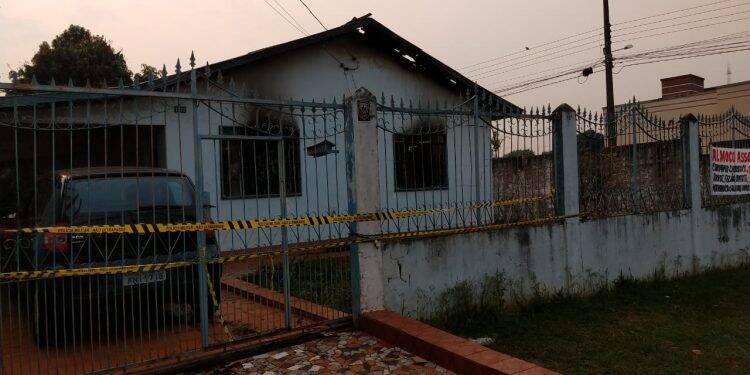 Homem morre carbonizado em incêndio a residência no Jardim Paraná