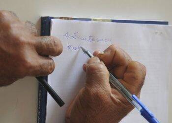 Analfabetismo resiste no Brasil e no mundo do século 21