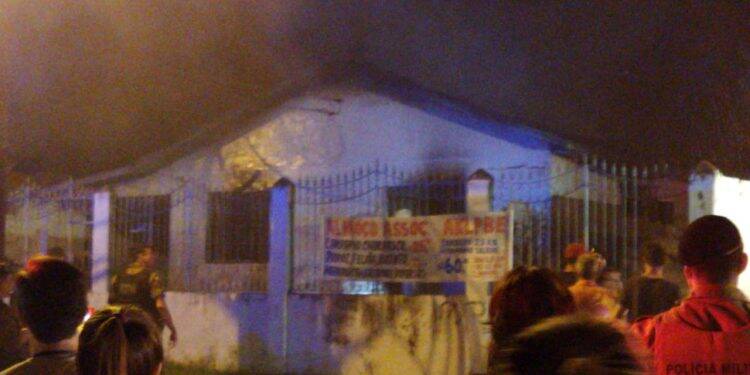 Homem morre carbonizado em incêndio a residência no Jardim Paraná