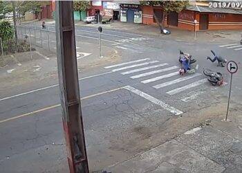 Vídeo mostra batida entre motos em cruzamento da Vila Portes