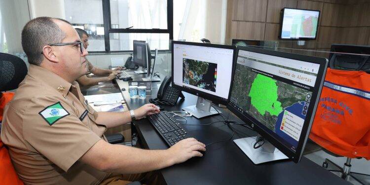 Defesa Civil alerta sobre eventos climáticos com mensagens de celular