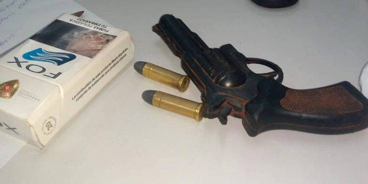 Aluno de 13 anos é flagrado com simulacro de arma de fogo dentro de escola em Foz