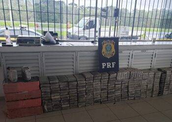PRF apreende 326 quilos de cocaína em rodovia no Paraná