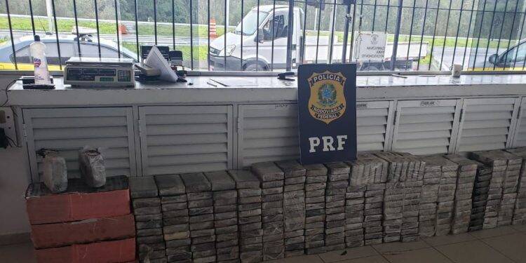 PRF apreende 326 quilos de cocaína em rodovia no Paraná
