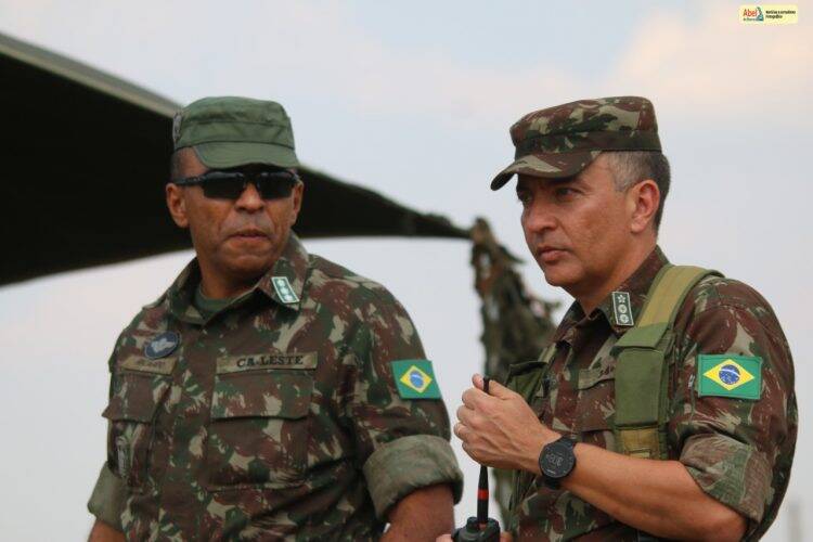 Vejas imagens do treinamento do Exército em Foz, Missal e Itaipulândia