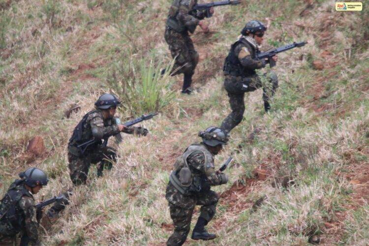 Vejas imagens do treinamento do Exército em Foz, Missal e Itaipulândia