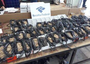 Receita encontra areia no lugar de celulares apreendidos