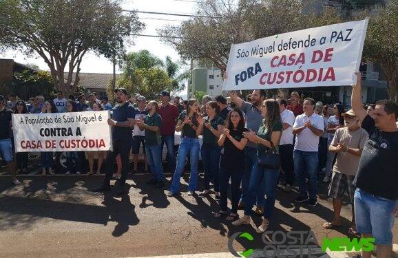 Manifestantes protestam contra instalação da Casa de Custódia em São Miguel do Iguaçu