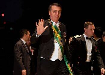 Alvo do turismo iguaçuense, Bolsonaro anuncia isenção de visto para chineses