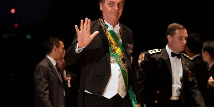 Alvo do turismo iguaçuense, Bolsonaro anuncia isenção de visto para chineses