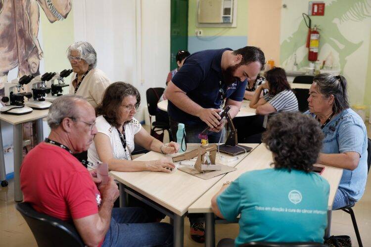 Idosos participam de oficina sobre Robótica no PTI