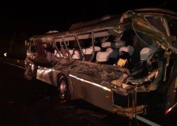 Duas pessoas morrem e 15 ficam feridas em colisão frontal na BR-277