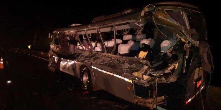 Duas pessoas morrem e 15 ficam feridas em colisão frontal na BR-277
