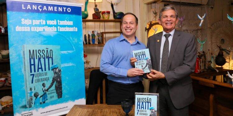 Com casa cheia, lançamento de “Missão Haiti – 7 Lições de Liderança” reúne militares e civis em Foz